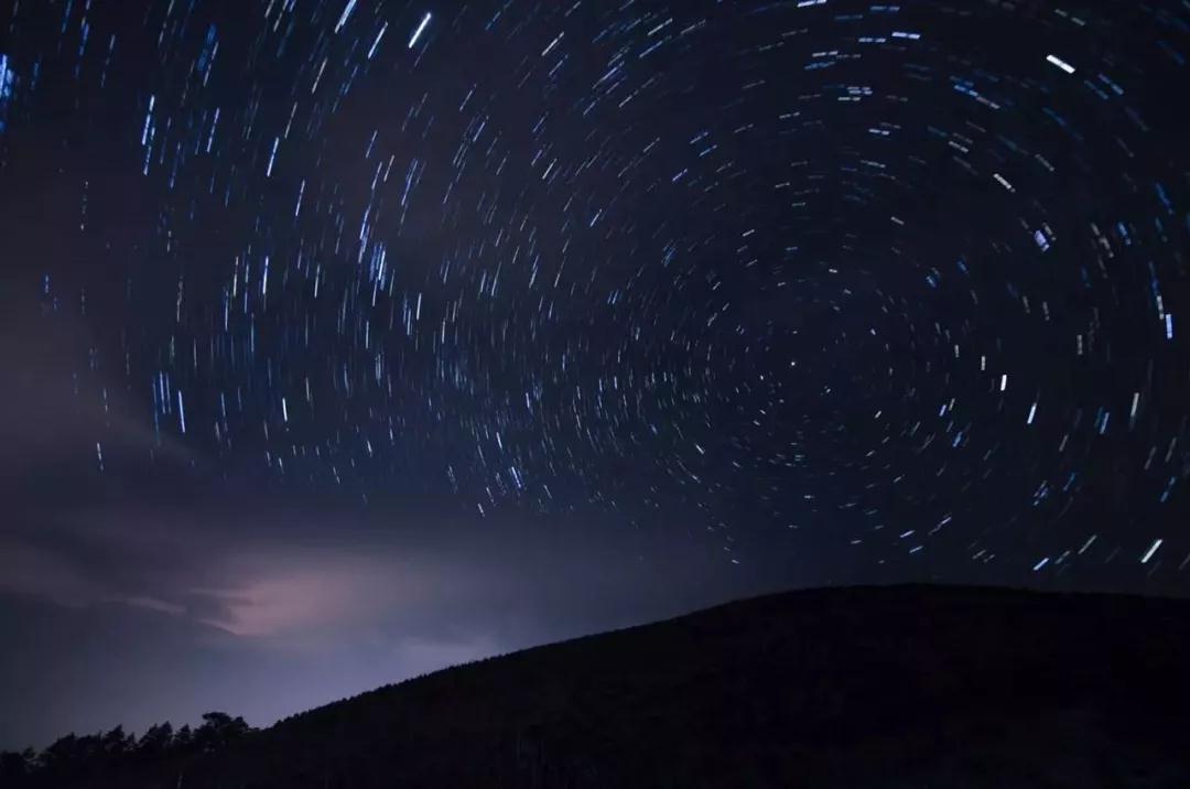 在北半球炎熱的仲夏夜裡 英仙座流星雨是最受歡迎的流星雨 火流星